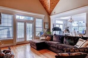 Flat-screen TV, fireplace, pay movies - Celebration Retreat (Front Royal)