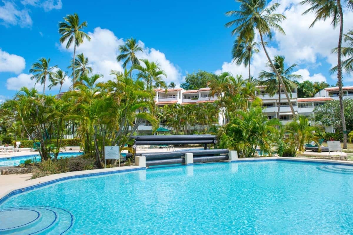 Piscine extérieure, parasols, chaises longues
