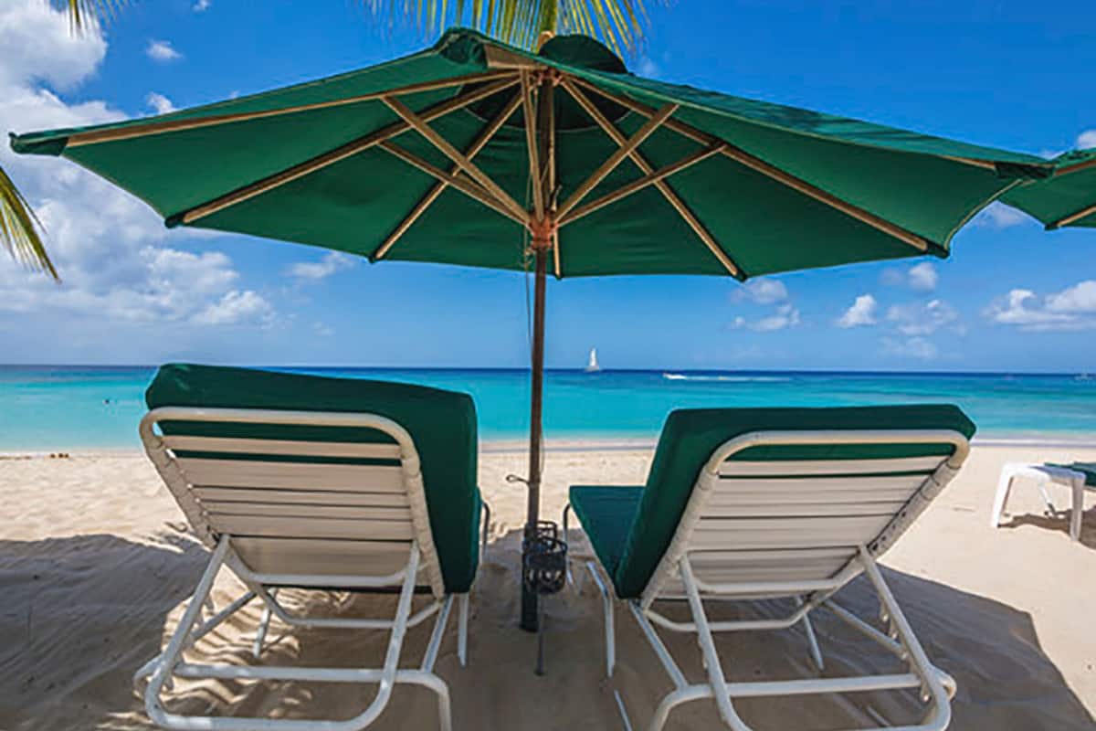 Sur la plage, sable blanc, chaise longue, parasol