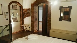 Grand Double Room (Magellano Room - via Lastre 3) | Living area | Flat-screen TV - Holiday Verona (Verona)