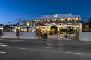 Fachada de la propiedad por la tarde o noche