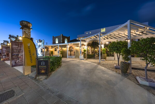 住宿正面 (夜晚)