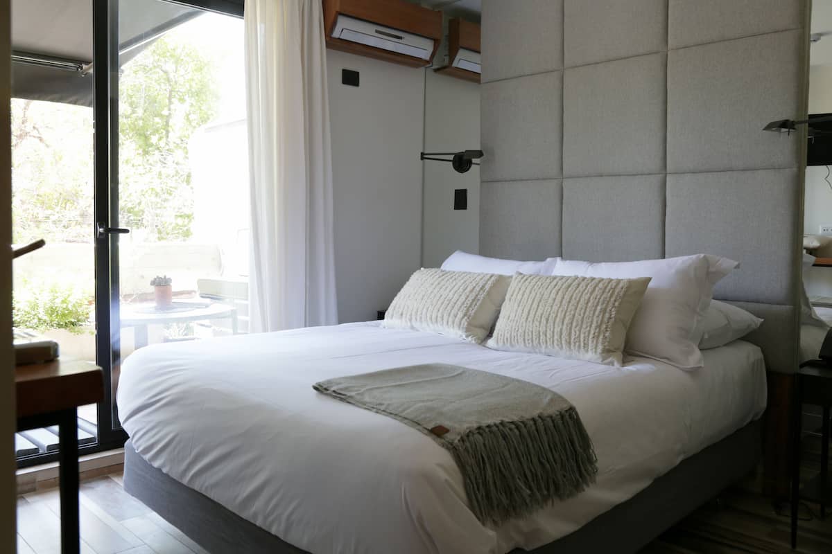 Habitació estàndard | Roba de llit d'alta qualitat, minibar i caixa forta a l'habitació 