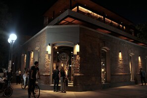 Front of property – evening/night - Maison Italia 1029 (Santiago)