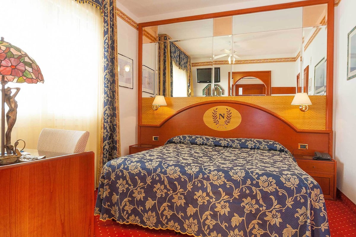 Standaard kamer, 1 twee- of 2 eenpersoonsbedden, terras, gedeeltelijk uitzicht op zee | Een minibar, een kluis op de kamer, een bureau, een laptopwerkplek