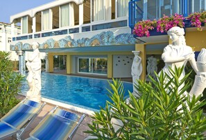Seasonal outdoor pool, pool umbrellas, pool loungers - Hotel Napoleon (Jesolo)