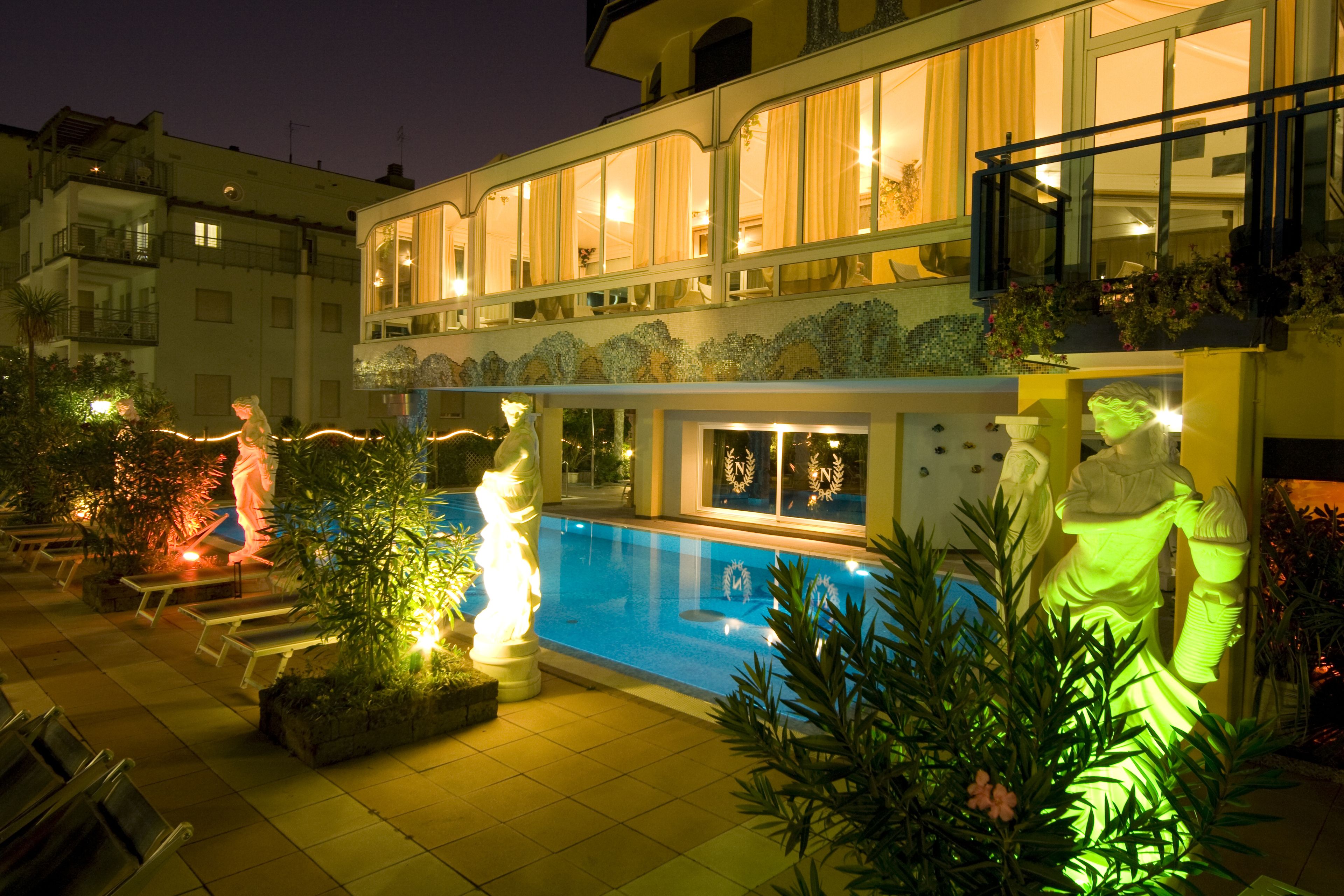 Außenpool (je nach Saison geöffnet), Sonnenschirme, Liegestühle