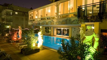 Außenpool (je nach Saison geöffnet), Sonnenschirme, Liegestühle