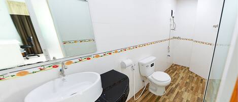 Ducha, artículos de tocador gratuitos, secador de pelo, toallas