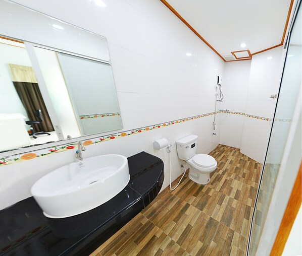 Douche, articles de toilette gratuits, sèche-cheveux