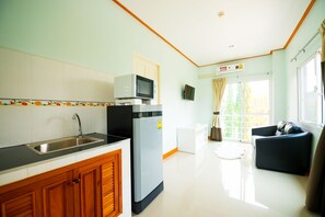 Deluxe Room  | Private kitchen | Full-size fridge, microwave, electric kettle, cookware/dishes/utensils - PN Home Service (Bangkok)