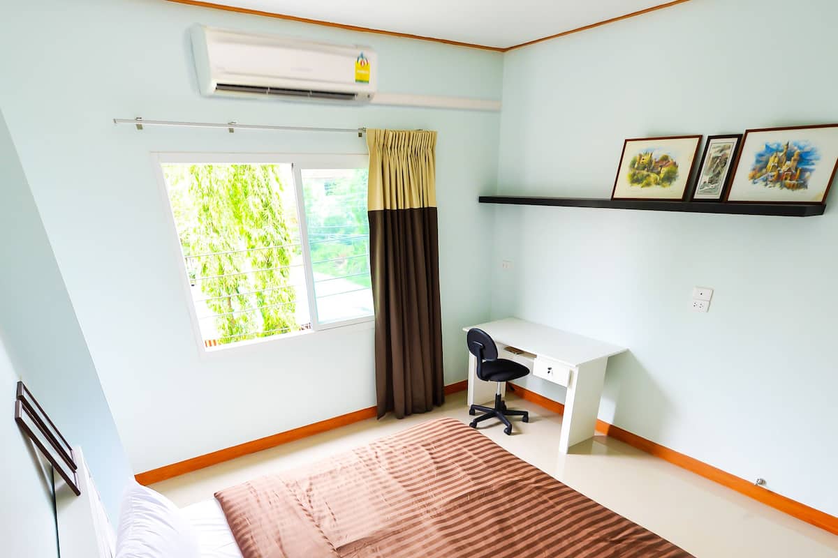 Deluxe Room | 1 bedroom, desk, blackout drapes, soundproofing