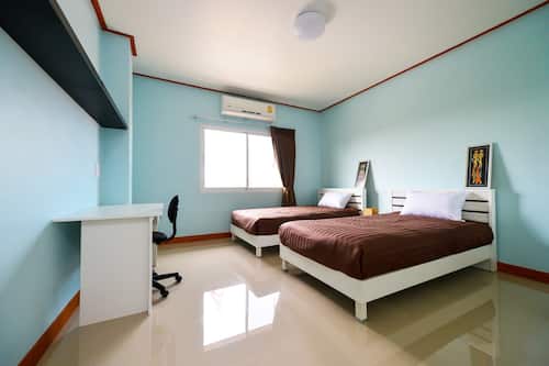Suite Room | 1 bedroom, desk, blackout drapes, soundproofing