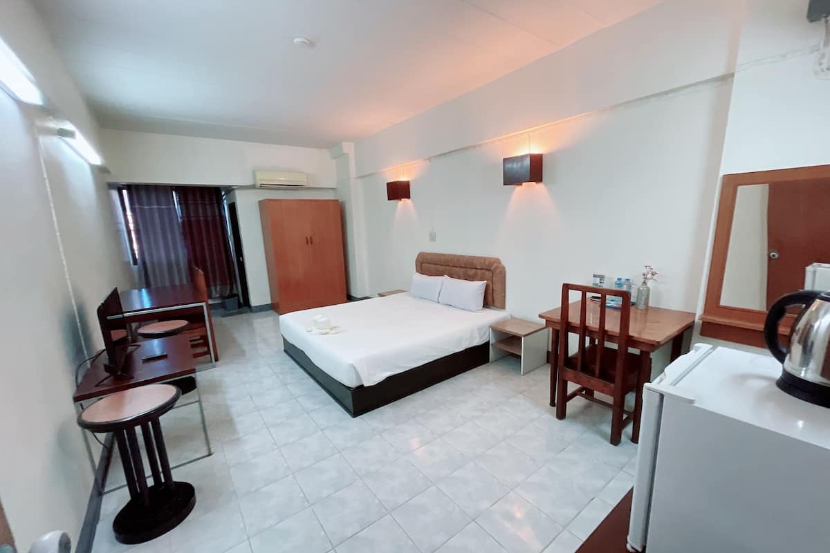 Deluxe Double Room | Soundproofing, WiFi (free), bed sheets