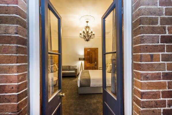 Suite 2 - Deluxe King Suite | Terrace/patio - The Parkview Hotel Mudgee (Mudgee)
