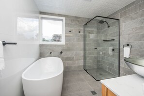 Suite 3 - Queen Apartment | Bathroom | Rainfall showerhead, free toiletries, hair dryer, bathrobes - The Parkview Hotel Mudgee (Mudgee)