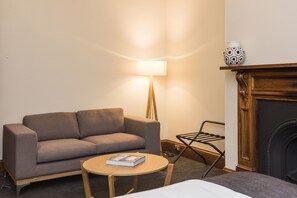 Svit Deluxe - 1 queensize-säng - executive-våning | Sängtillbehör av högsta kvalitet, minibar och skrivbord