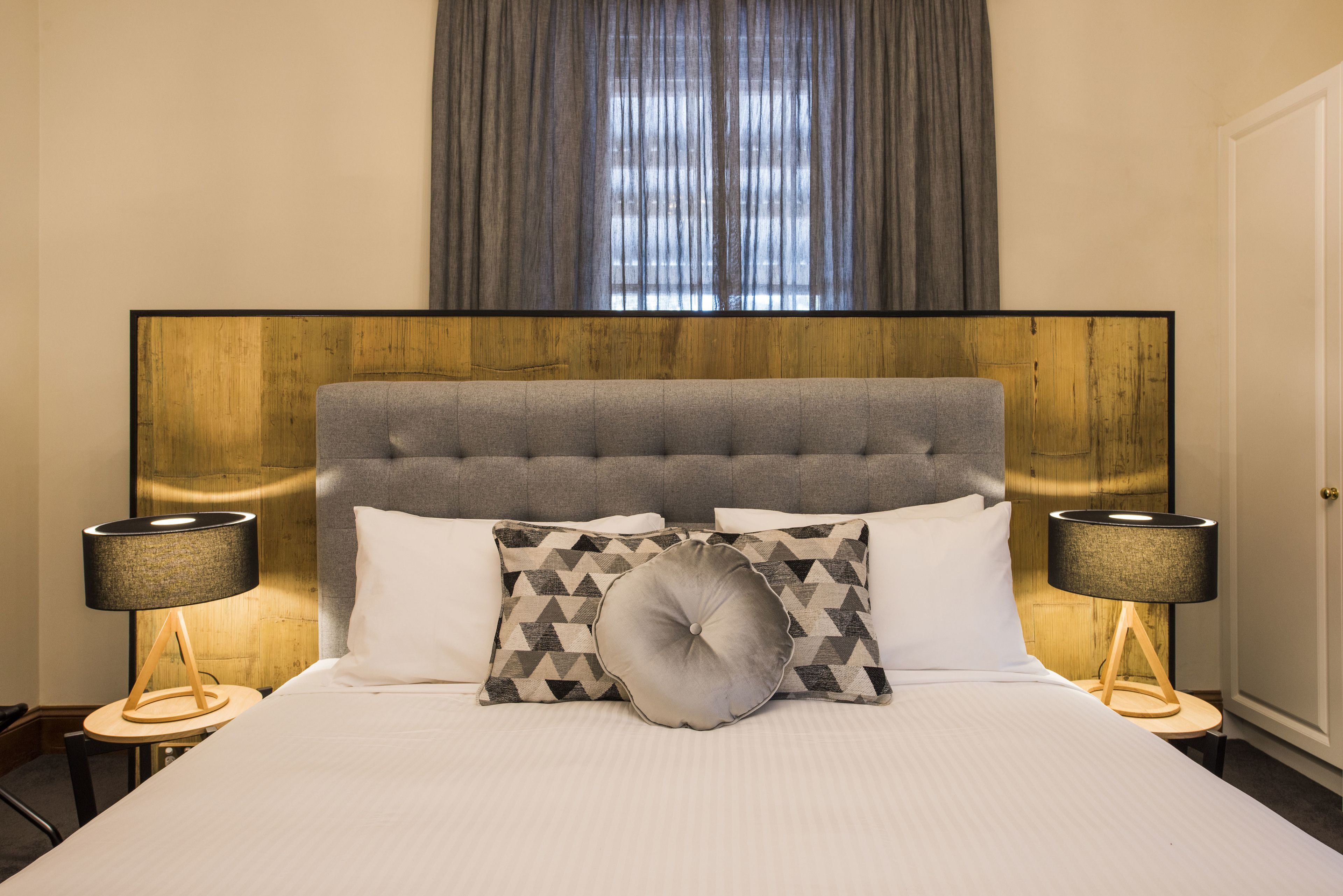 suite 2 - deluxe king suite | 1 bedroom, premium bedding, minibar, desk