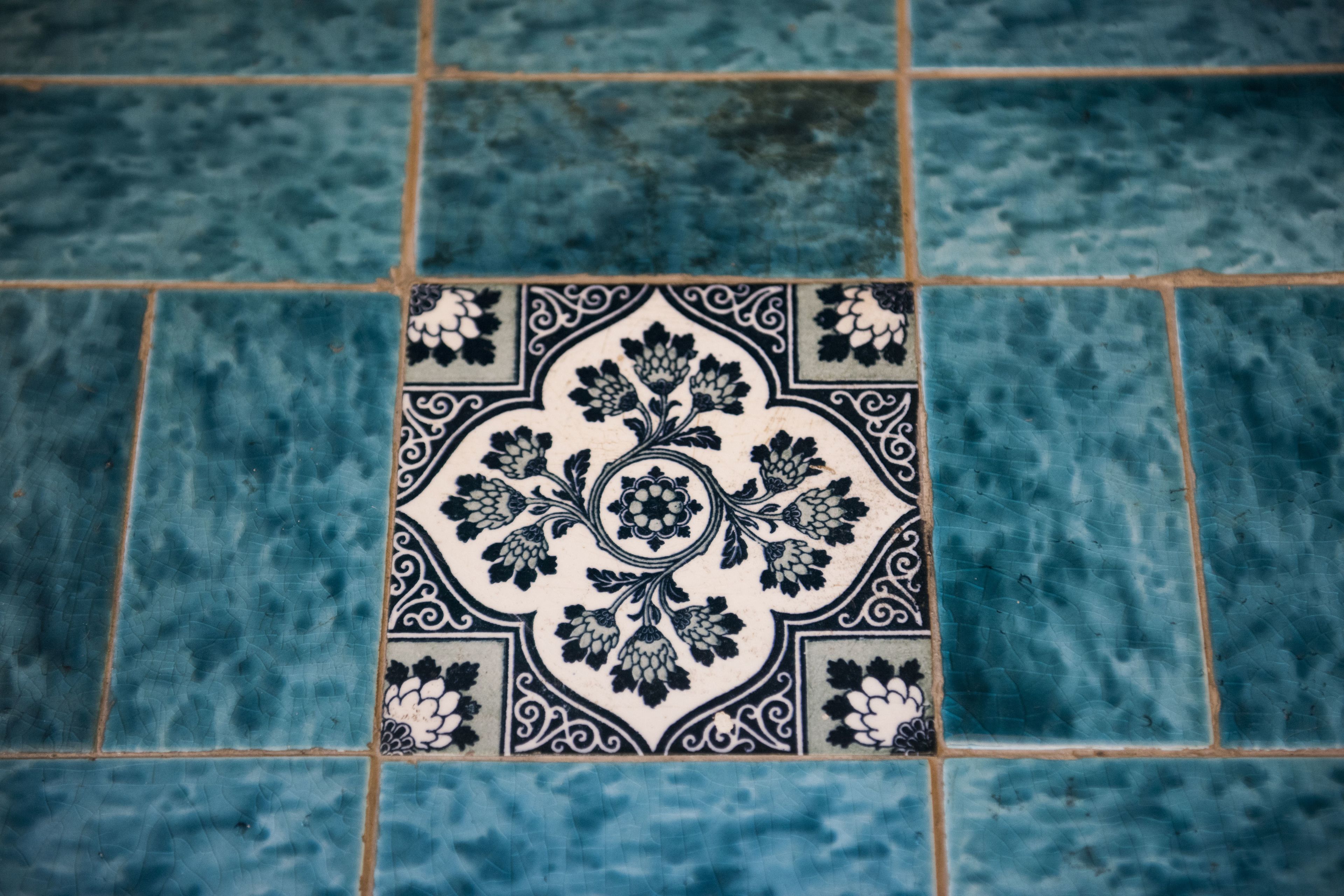 Un azulejo con un diseño azul y blanco.
