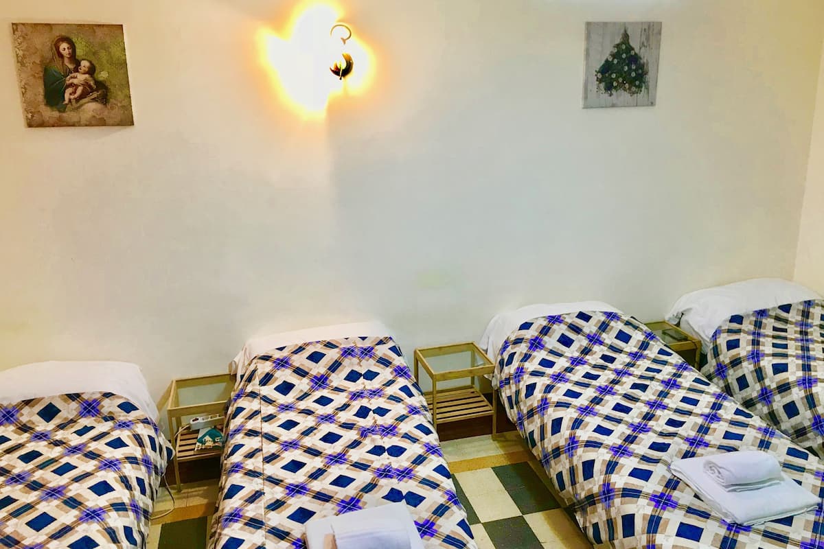 Dormitorio condiviso Basic, bagno condiviso, vista città | Biancheria da letto di alta qualità, una scrivania, ferro/asse da stiro