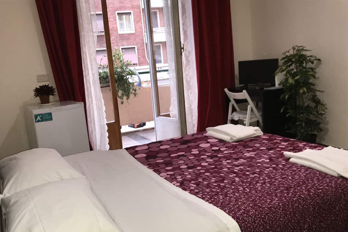 Doppia Basic, 1 camera da letto, bagno privato, vista città | Biancheria da letto di alta qualità, una scrivania, ferro/asse da stiro