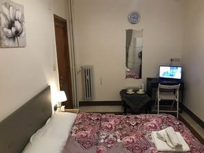 Kamar Single Basic, kamar mandi umum | Seprai premium, meja kerja, setrika/meja setrika, dan Wi-Fi gratis