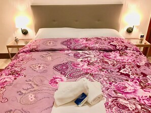 Kamar Single Basic, kamar mandi umum | Seprai premium, meja kerja, setrika/meja setrika, dan Wi-Fi gratis