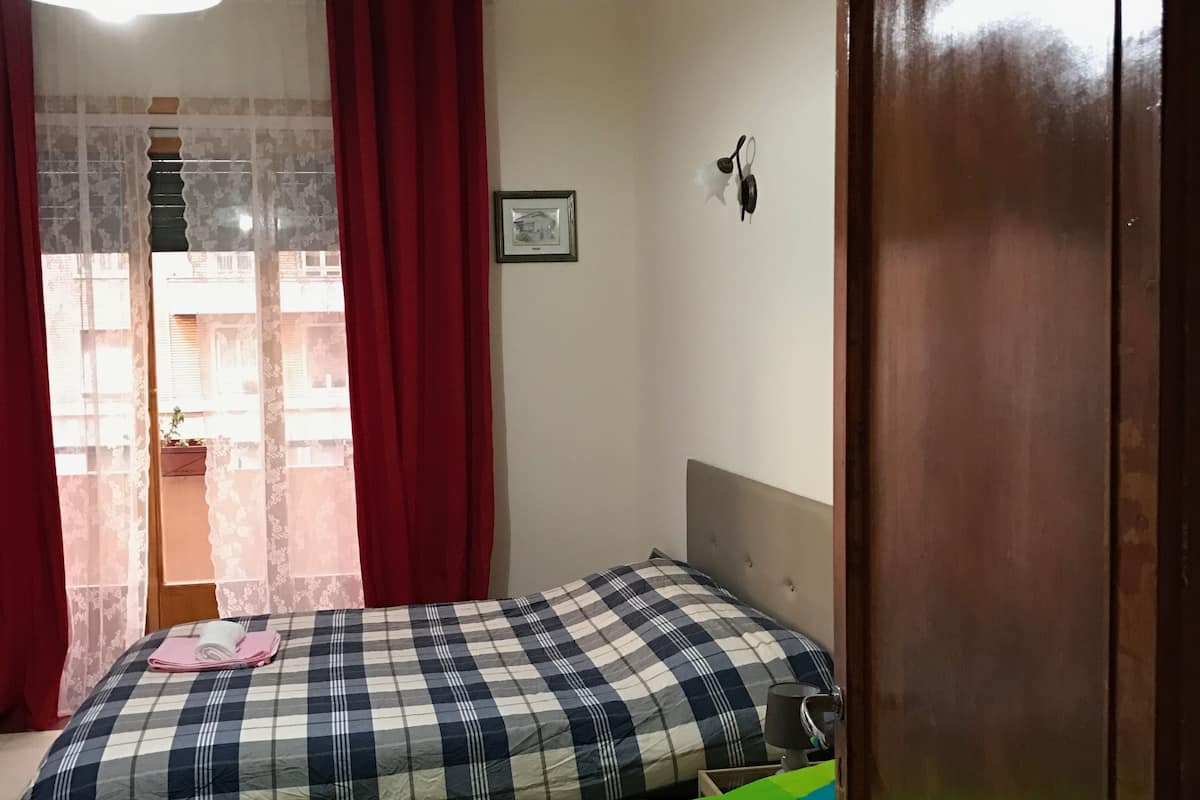 Tripla Basic, 1 camera da letto, bagno privato, vista città | Biancheria da letto di alta qualità, una scrivania, ferro/asse da stiro
