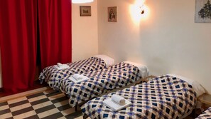 Dormitorio compartido básico, baño compartido, vista a la ciudad | Ropa de cama de alta calidad y escritorio 