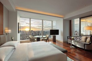 Een minibar, een kluis op de kamer, een bureau, verduisterende gordijnen