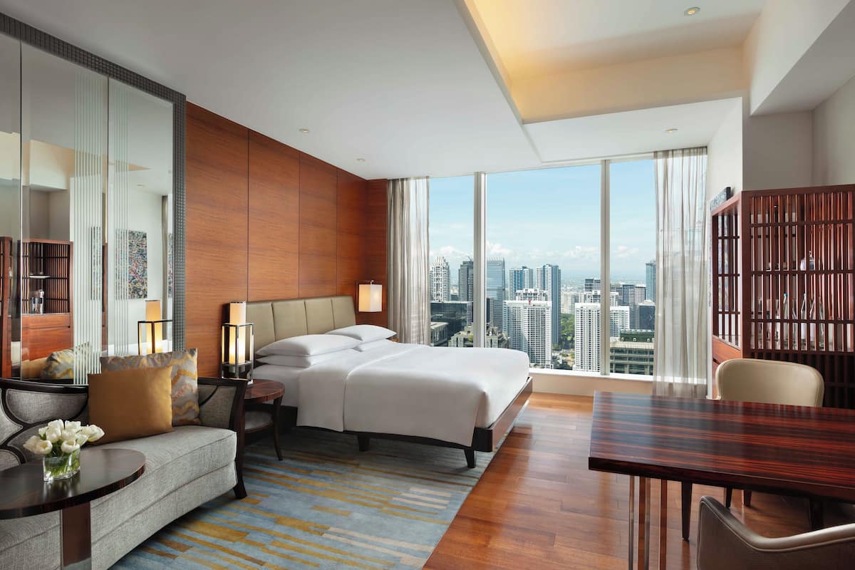1 King Bed Club Access | Minibar, in-room safe, desk, blackout curtains