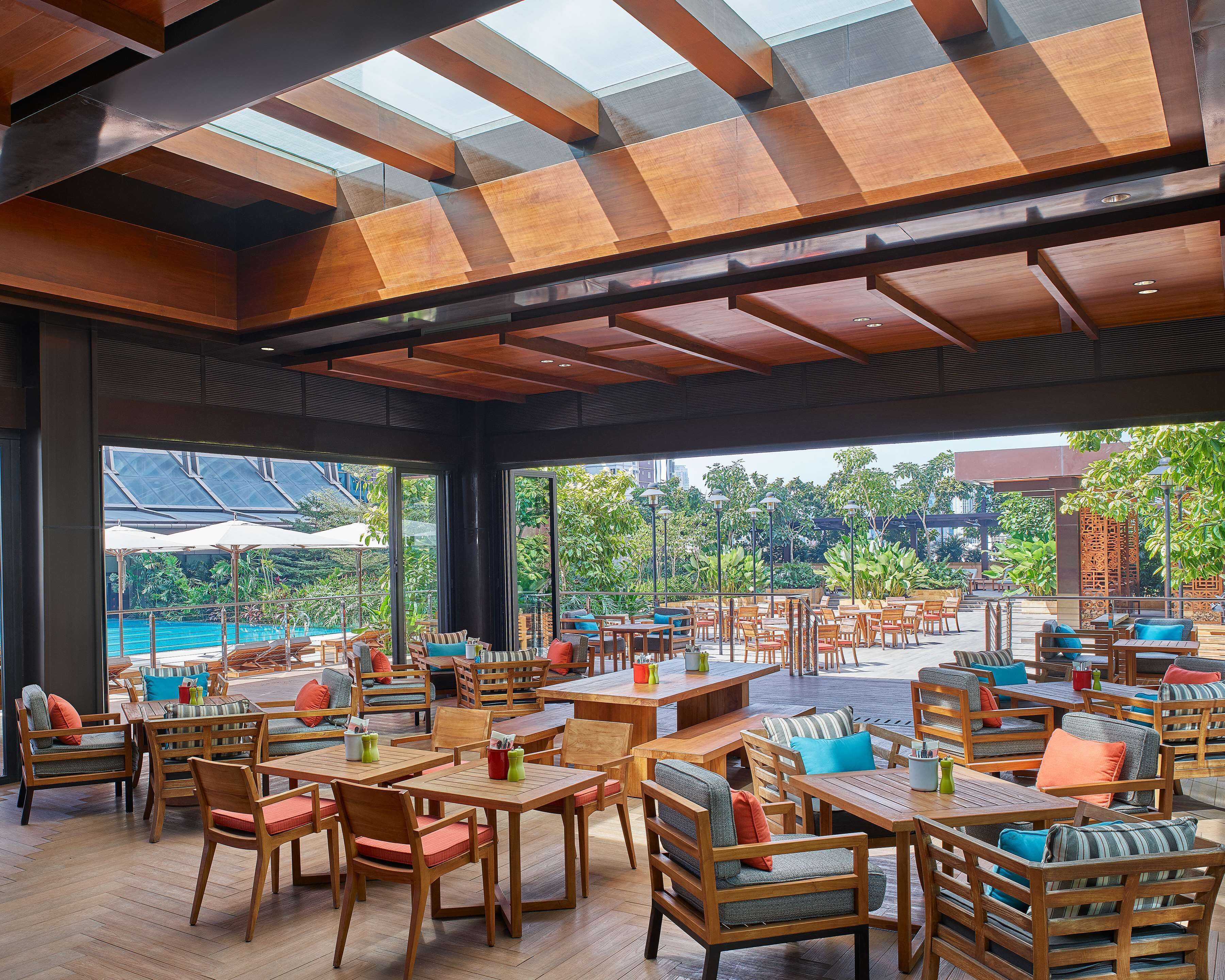 6 من المطاعم، حيث تُقدم وجبات الإفطار، الغداء، العشاء، الأطباق العالمية