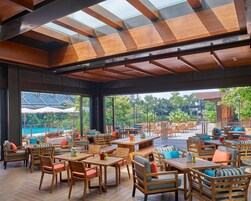 6 restaurants, breakfast, lunch, dinner served; international cuisine