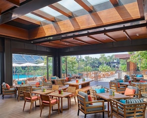 6 restaurants, breakfast, lunch, dinner served; international cuisine - Grand Hyatt Manila (Taguig)