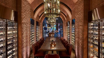 6 restaurants, breakfast, lunch, dinner served; international cuisine