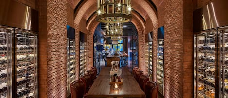 6 restaurantes, se sirven desayunos, comidas y cocina internacional