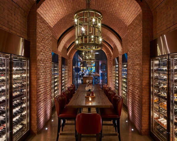 6 restaurants, breakfast, lunch, dinner served; international cuisine 