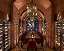 6 restaurantes; se sirve desayuno, almuerzo y cena; cocina internacional