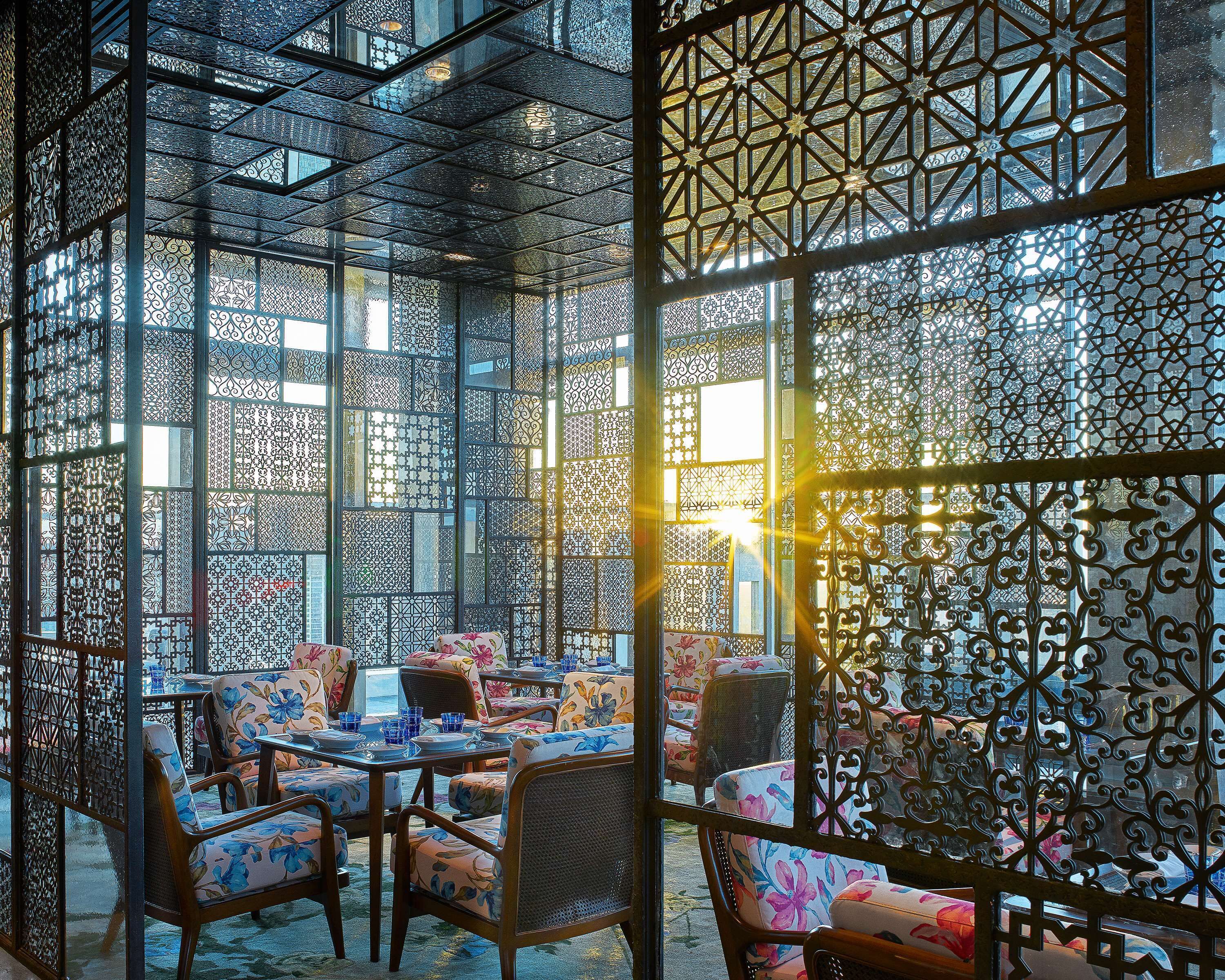 6 restaurants, breakfast, lunch, dinner served; international cuisine