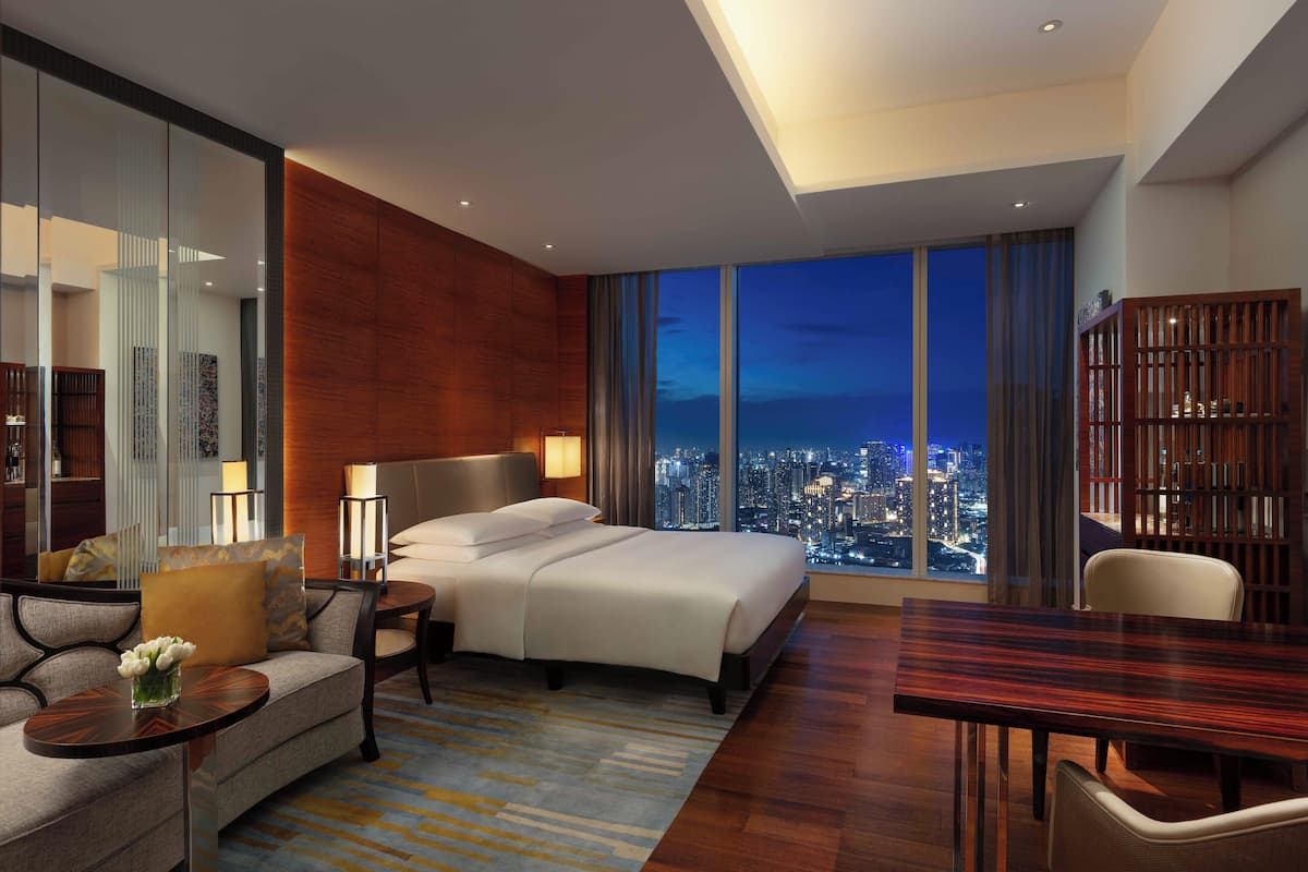 1 King Bed | Minibar, in-room safe, desk, blackout curtains