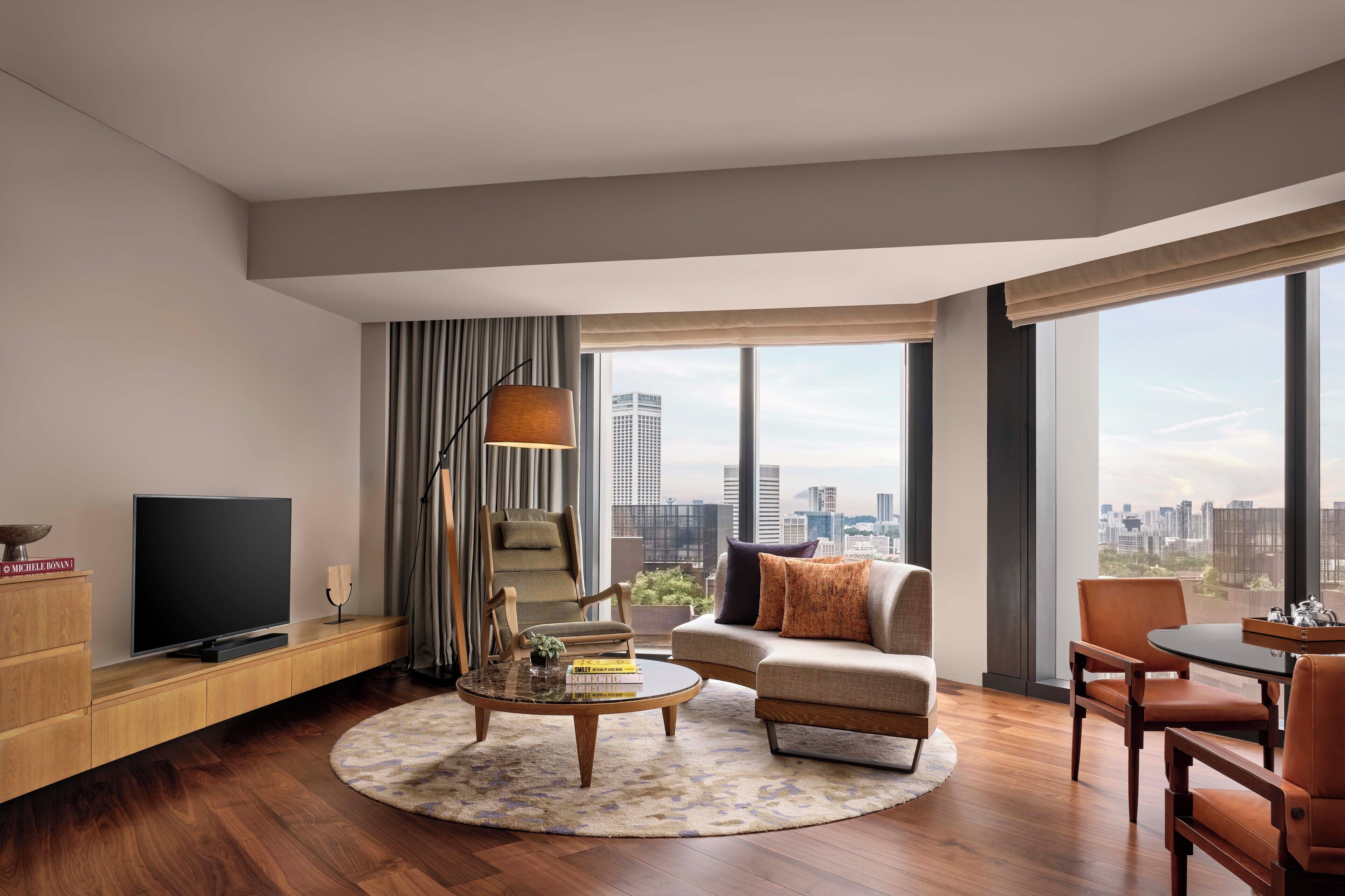 Andaz, 套房, 2 间卧室 | 起居区 | 48-英寸LED 电视 （配备收费电视频道）、电视