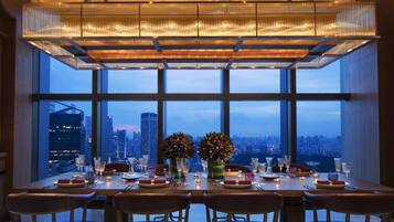 3 restaurants servant le petit déjeuner, le déjeuner et le dîner