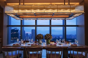3 restaurants; breakfast, lunch and dinner served  - ANDAZ SINGAPORE, BY HYATT (Singapore)