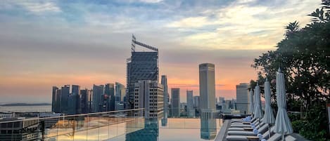 Außenpool, geöffnet von 08:00 Uhr bis 22:00 Uhr, Sonnenschirme