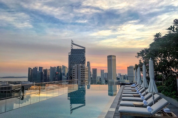 Kolam renang outdoor, dengan payung kolam renang dan kursi berjemur