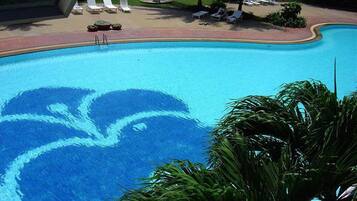 Kolam renang outdoor, dengan kursi berjemur