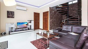 3-Bedroom Villa  | Living room | Flat-screen TV, DVD player - Park View Villas A - Private & Luxury (Bang Lamung)