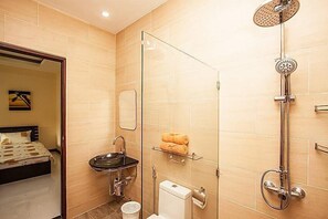 3-Bedroom Villa  | Badezimmer | Dusche, kostenlose Toilettenartikel, Handtücher