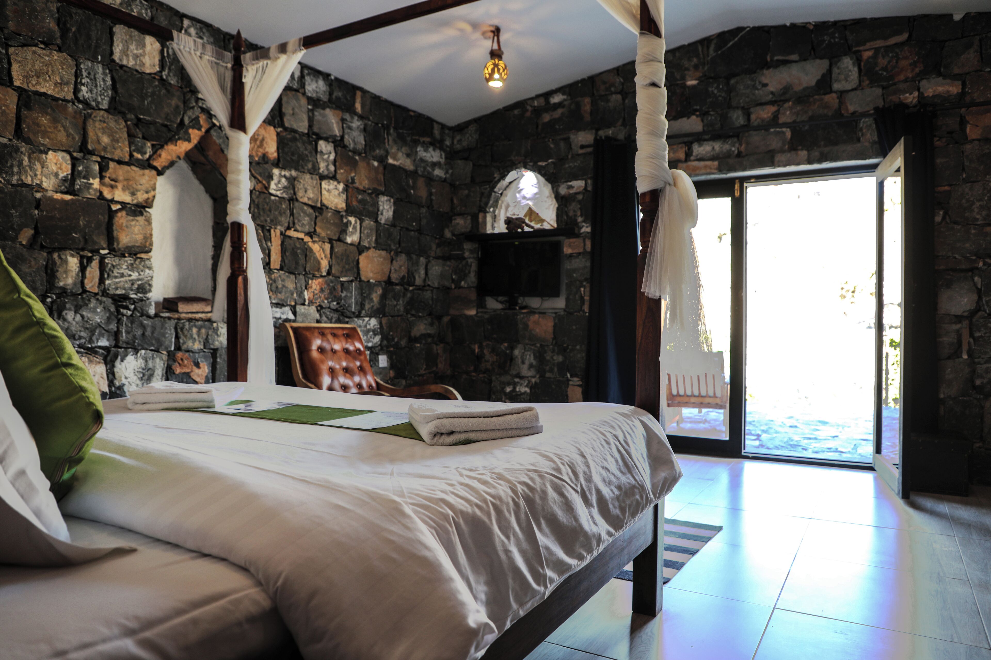 signature suite, 1 king bed, non smoking, valley view | 1 bedroom, free cots/infant beds, rollaway beds