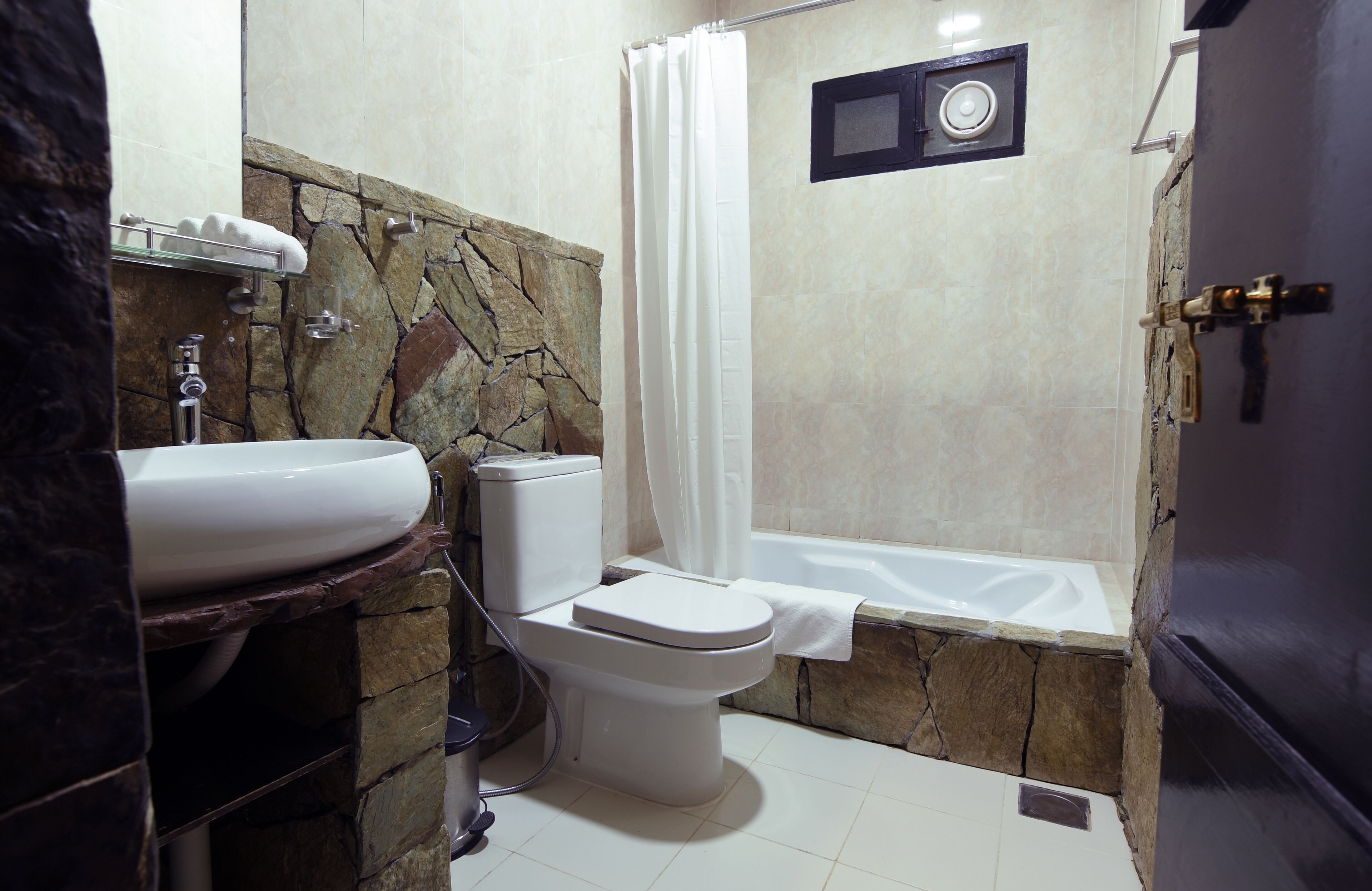 signature suite, 1 king bed, non smoking, valley view | bathroom | free toiletries, towels, soap, shampoo